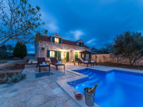 Holiday Home Lipa  Привлака